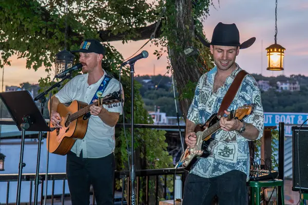Live country music performance by Retro Gringos